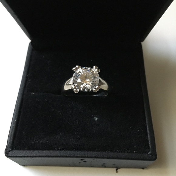 Savannah Round Cut Engagement Ring - Picture 5 of 6
